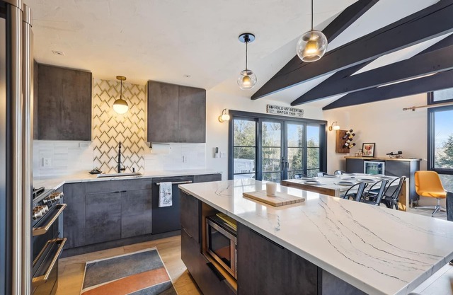 Mansfield View: 3 br, huge deck with hot tub & views!