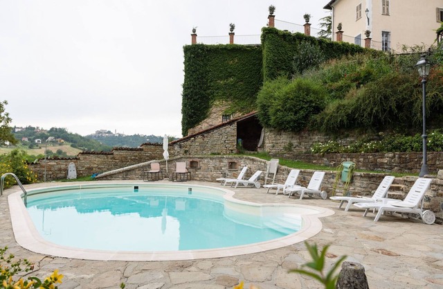 Rustikale Villa in Ovada mit Swimmingpool