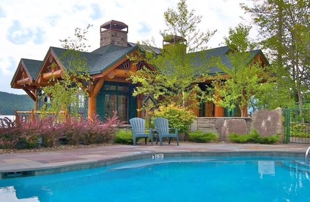 Mansion on lake with hot tub & stunning views.