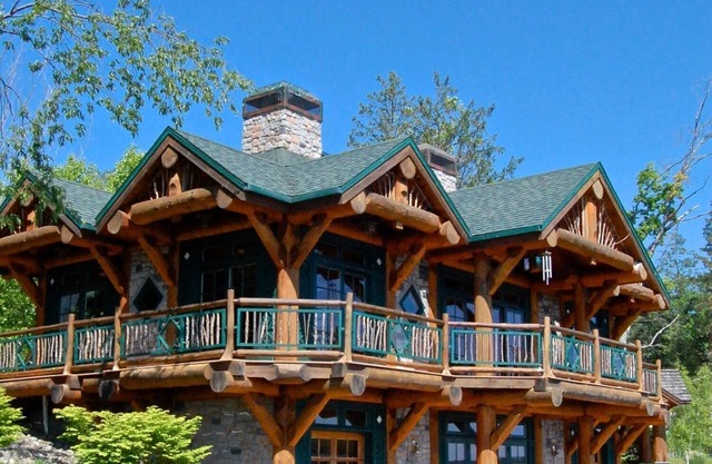Mansion on lake with hot tub & stunning views.
