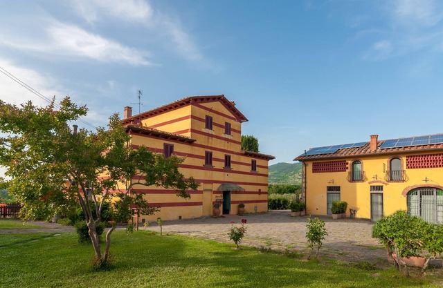 Malerisches Herrenhaus in Pian di Sco mit Terrasse