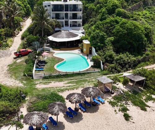 Manta Raya Hotel - right on the beach