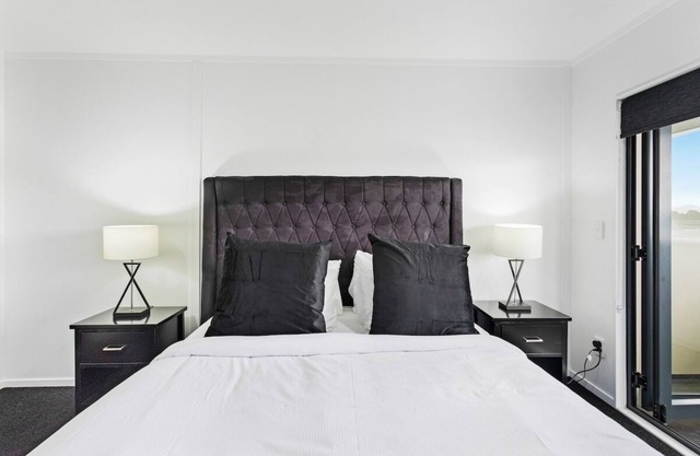 Manukau City | Stunning Apt | 3BR 2BA | Heart of Manukau