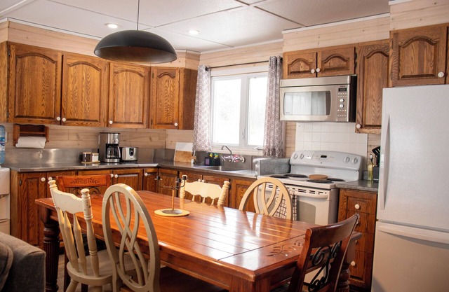 Maple 3Br Lakefront Cottage | Gracefield