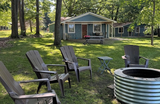 MAPLE COTTAGE - Lakefront on Thayer Lake in Alden with WiFi, AC