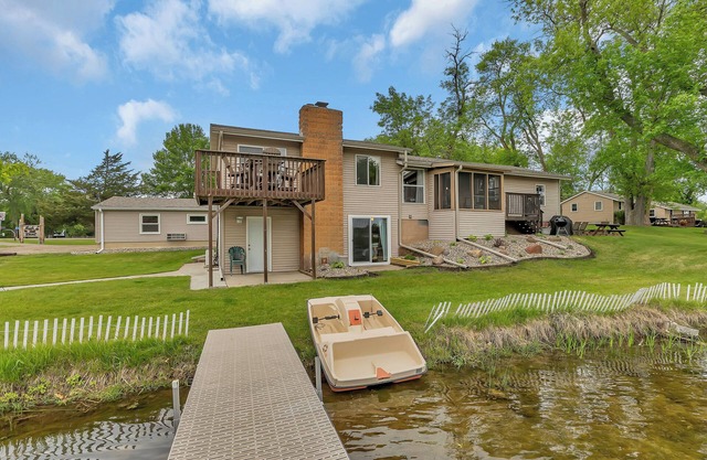 Maple Hill Resort "Dally Cabin" 1 Hour from Mpls on Clearwater and Grass Lake