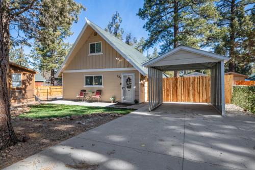 Maple Lane Lodge - Adorable chalet on a fully fenced lot with a hot tub and more!