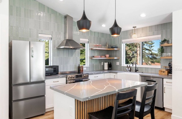 Maple Leaf Retreat |2BD 3B| Garage Parking