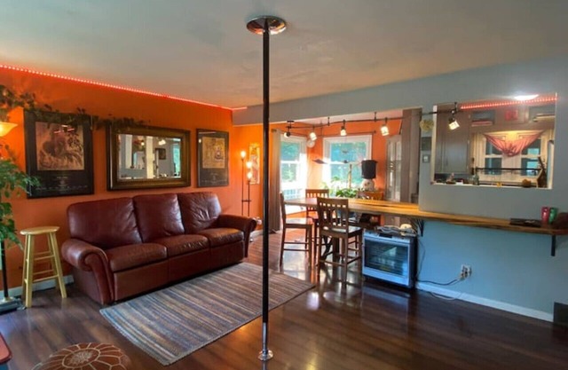 Maple St. Eco Retreat-Free Daytime EV Charging!