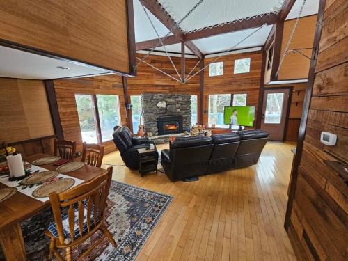 MapleCastle = HotTub, RiverSide, IndoorHummock, FirePlace, BackYard