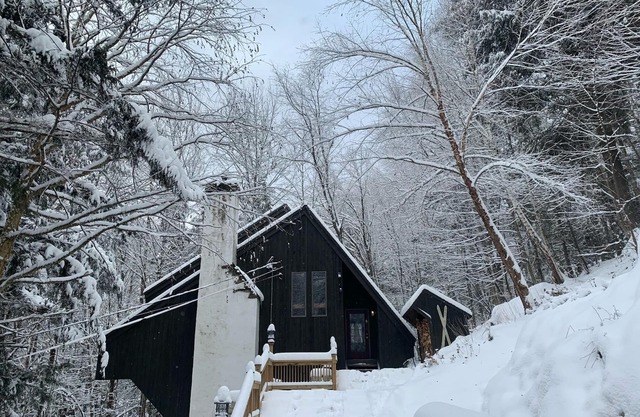 MapleDreams - Cozy Ski Chalet w/Hot Tub on Wooded Lot