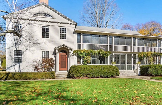 Maplewood: Historic home with pool and hot tub