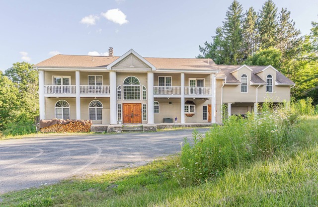 New Maplewood Manor: 8BR, Hot Tub, Fire Pit, Gym