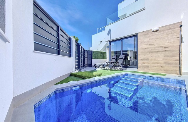 Villa mit Meerblick, privatem Pool und Dachterrasse