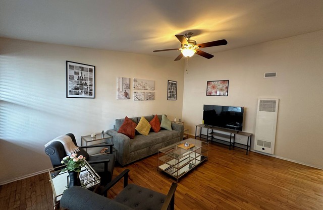 Mar Vista 1bd Room Apt with Parking