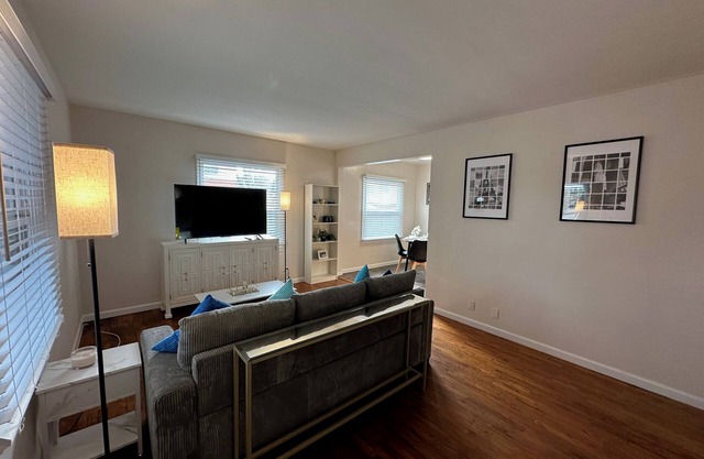 Mar Vista 2bd Room Apt with Parking