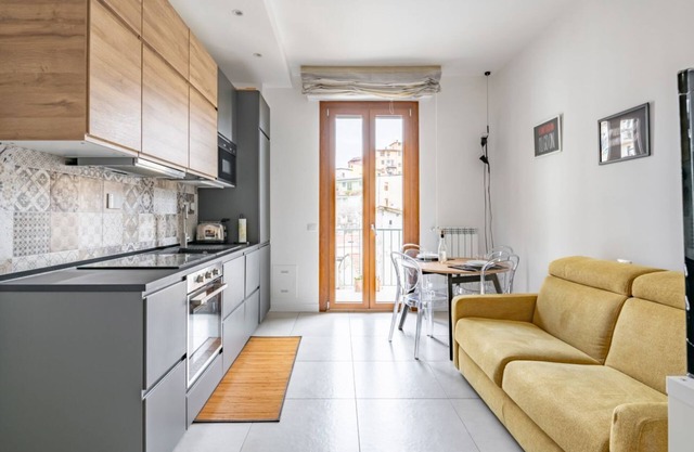 Maragliano & San Jacopino Flat with Balcony