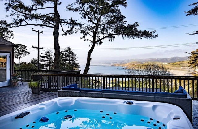 Pedro Point Beach House | San Fran Airport West | Laundry + Parking + Hot Tub