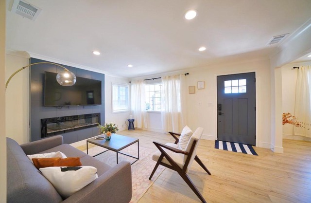 @ Marbella Lane - Vibrant 4BR RWC Ldry + P