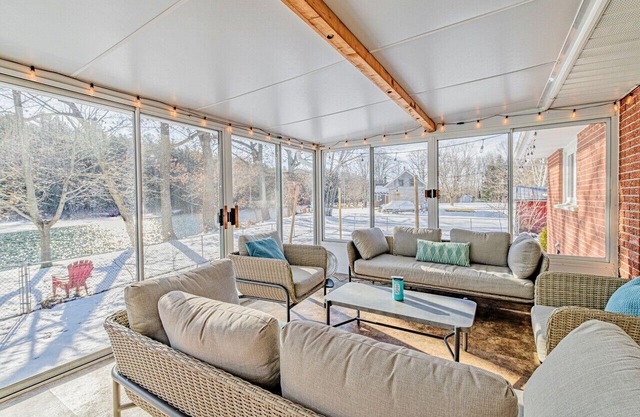 Marble Rock Retreat: Elegant Riverside Escape
