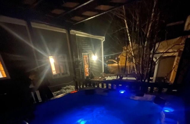 Marble Saltbox - hottub