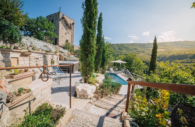 MarcheAmore – La Roccaccia. Privates Schloss mit Pool und Whirlpool.