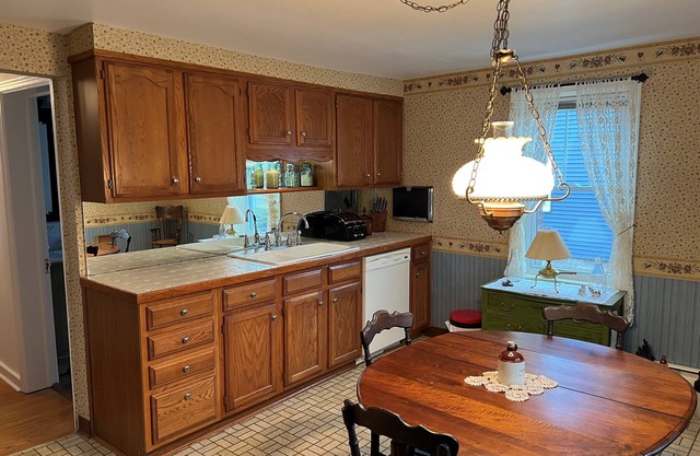 Marcy NY! 4BR first floor on the Erie Canal! Sleeps a family of six.