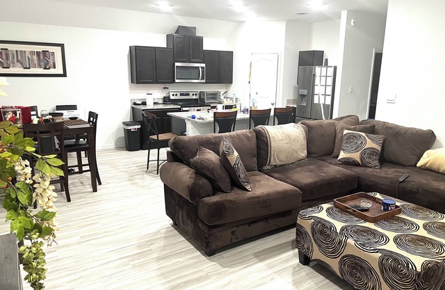 Mardi Gras ready with 3-bedroom /2 bathroom house in Hammond with AC and WiFi