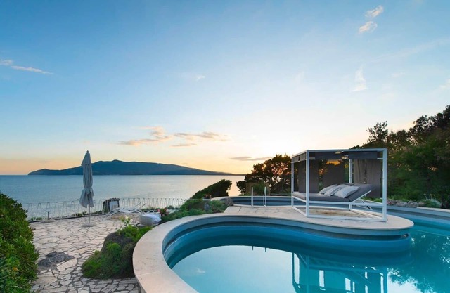 Mare degli Angeli, Splendid Mediterranean Seaside Villa, Gardens, Pool, Almost Heaven