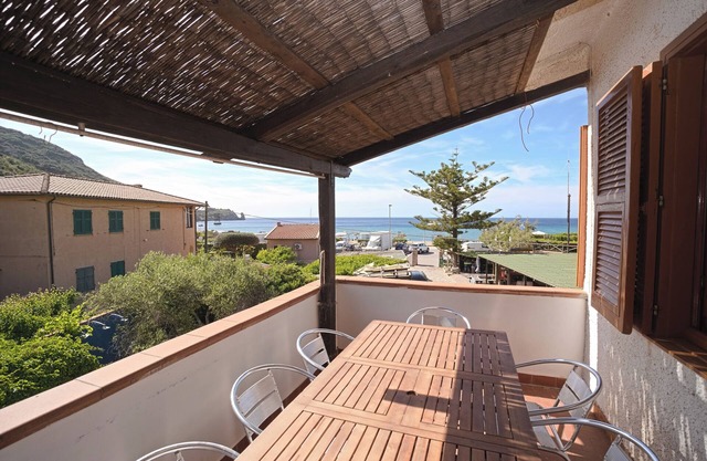 4+2 apartment with breathtaking sea view on Giglio Campese beach.
