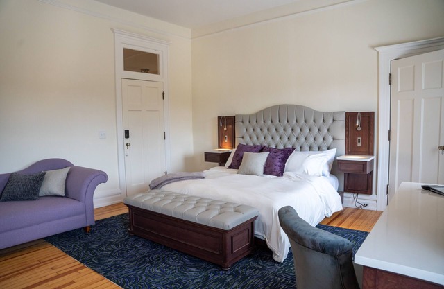 Luxury Suite in Historic Mansion. 5 minutes from downtown!