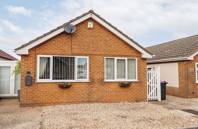 MARIAI ETON ROAD, pet friendly, with open fire in Trusthorpe