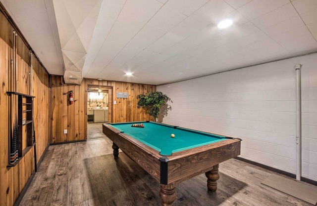 Marietta Home w/ Private Hot Tub, Pool Table!