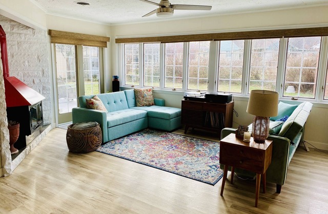 Marigold Inn ! Mid century renovated home! 1.2 mi from ND!!