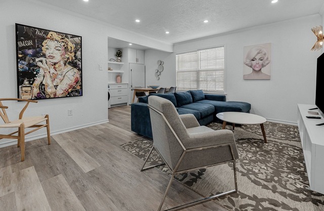 Marilyn: 1st Floor 2 Bdrm, Walk to A&M, King Beds