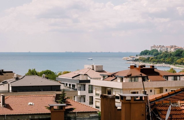 Marina Close Duplex with Patio, 5 min to Sea View