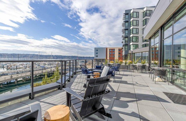 Marina Square - Queen Panoramic Water View with Full Kitchen and W
