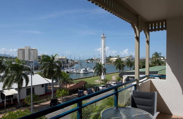 Marina View Apartment - Steps Away from CBD