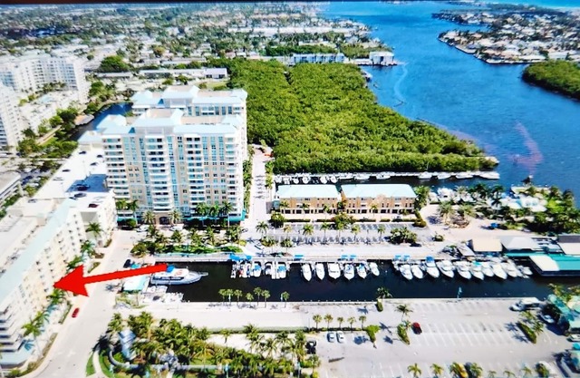 Marina view condo 15 min walk from the beach