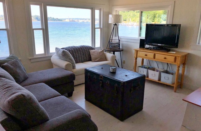 Marina View Cottage on the Ocean