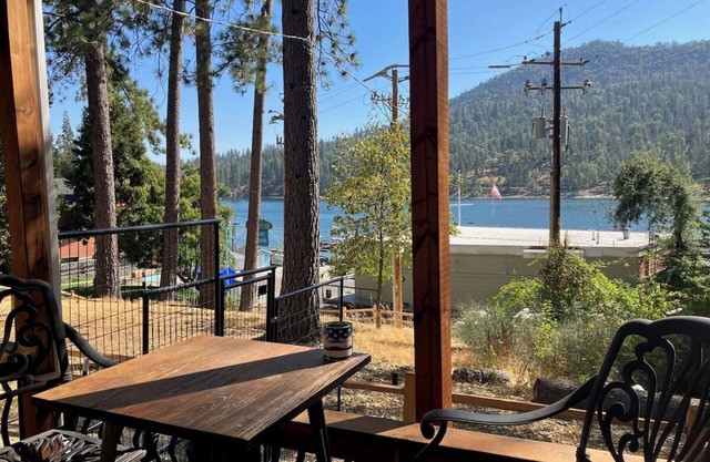 Marina View Daze Lakeview 1-bedroom 1 bathroom. Covered patio, BBQ & Fire Pit.