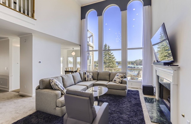 Marina View Lake Lanier Islands and Margaritaville - House w/ Hot Tub & Skeeball