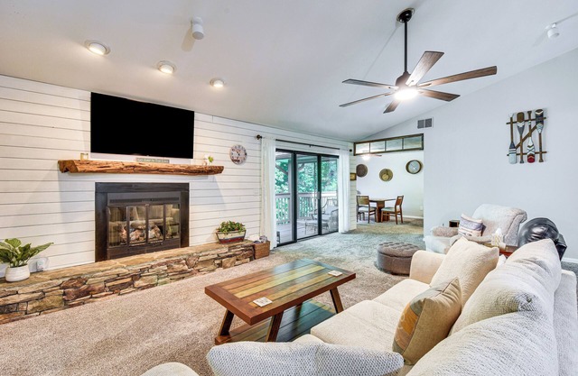Marina Villa Condo at Lake Keowee w/ Fireplace
