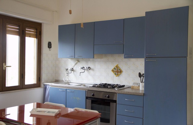 Marine Apt (First Floor) 3 min walk to the beach!
