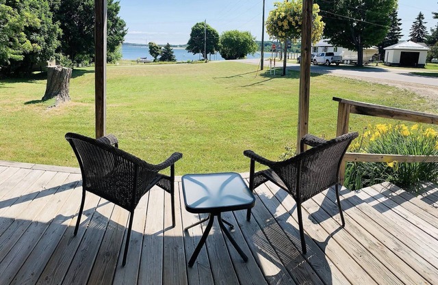 Mariner's Cottage - Newly remodeled across from Bayshore Beach Park