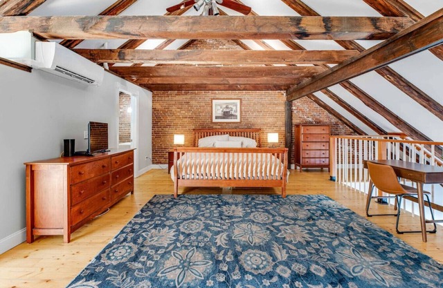 Mariner's Loft on Main St - Right Downtown!