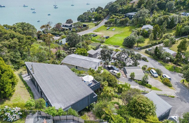 Mariner's Lookout-Parekura Bay 3 bedroom house with separate sleepout