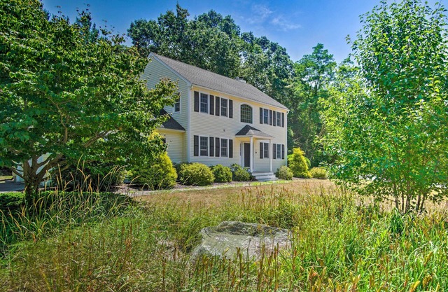 Marion Home w/ Private Deck < 1 Mi From Beach