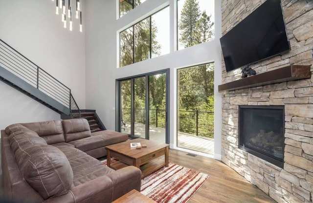 Modern Mountain House 1.7 miles from Yosemite South Entrance.