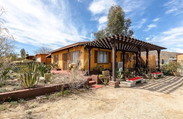 "Marmalade Skies" charming Desert Retreat, with AC, WiFi